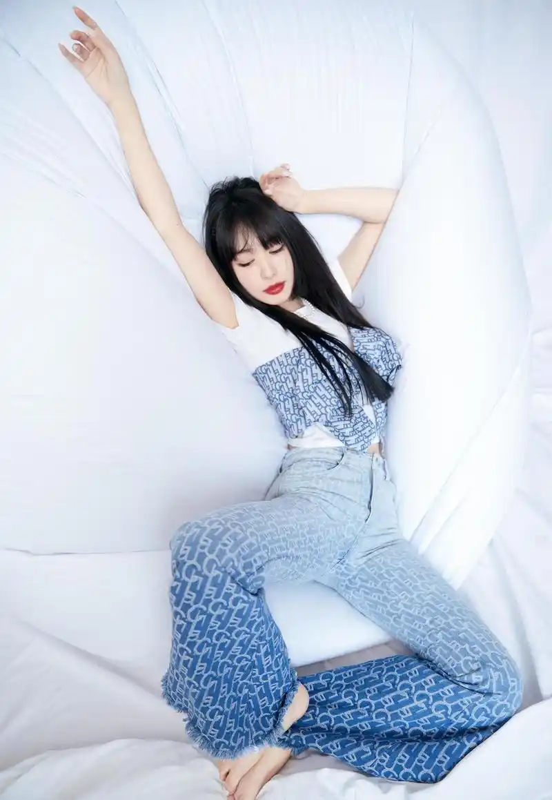 又被李菲儿美到了,一袭白色抹胸裙甜美俏皮,扎低丸子头像小公主