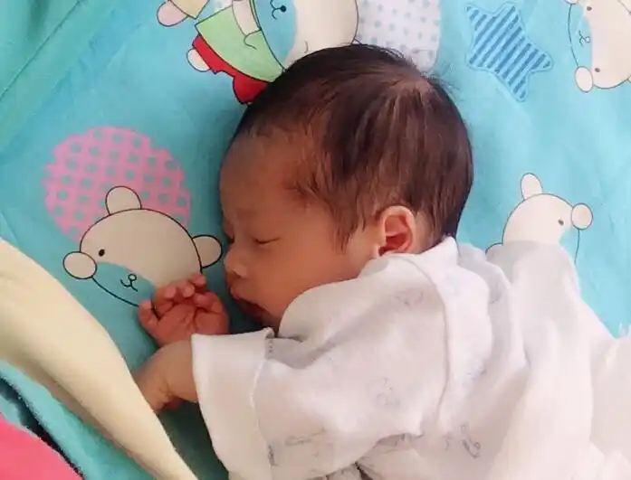 郑恺晒女儿百日照,趴卧背影呆萌可爱,圆滚滚的后脑勺很"抢"镜