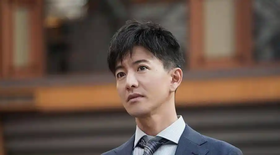 48岁木村拓哉怼脸拍皱纹深,穿浴衣发根花白显苍老,颜值飘忽不定_封面