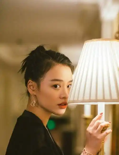 马思纯瘦回颜值巅峰,穿v领上衣配紧身皮裙,秀小蛮腰吸睛十足_黑色