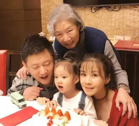 吕中:国家一级演员,热爱中扮演牛莉的婆婆,生活中何琳是她儿媳