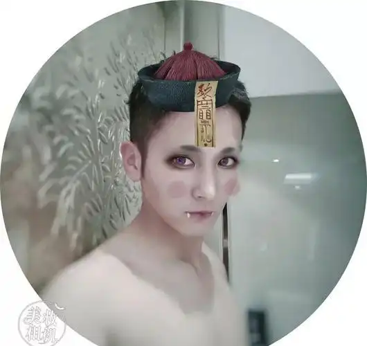 用姨妈色口红,涂抹双唇和下眼睑2.用浆果色腮红液,滴落眼角和唇角3.