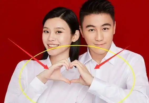 别人比心都用手,当看到苗苗和郑恺,夫妻关系一目了然!