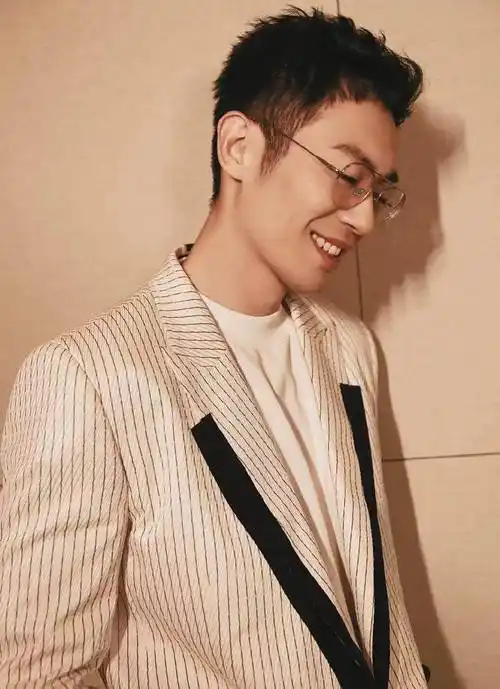 35岁的朱亚文从《闯关东》的硬汉形象,到刚刚出道的《奔跑吧》的帅气