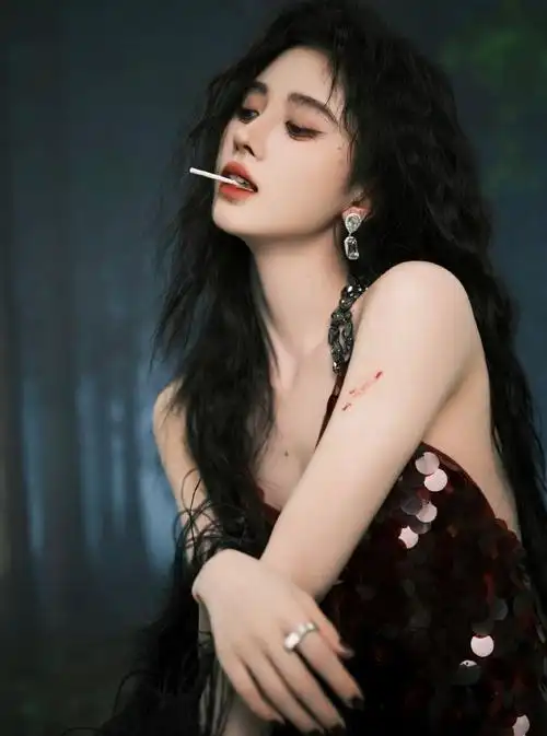 鞠婧祎分享亮片露背裙写真大片 叼棒棒糖眼神撩人近日,工作室分享了