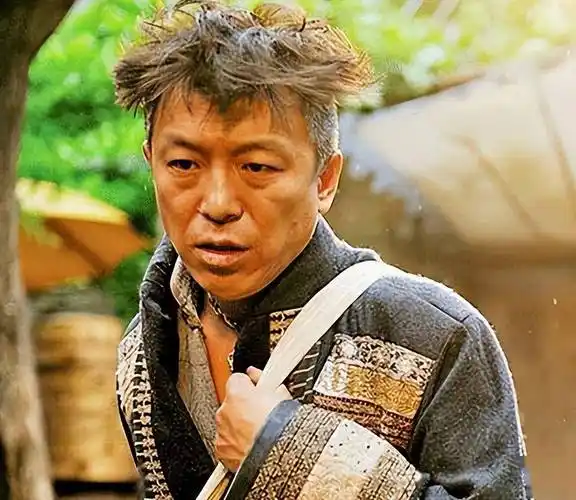 直到2006年,导演宁浩筹拍电影《疯狂的石头》,向黄渤发出邀请函,希望