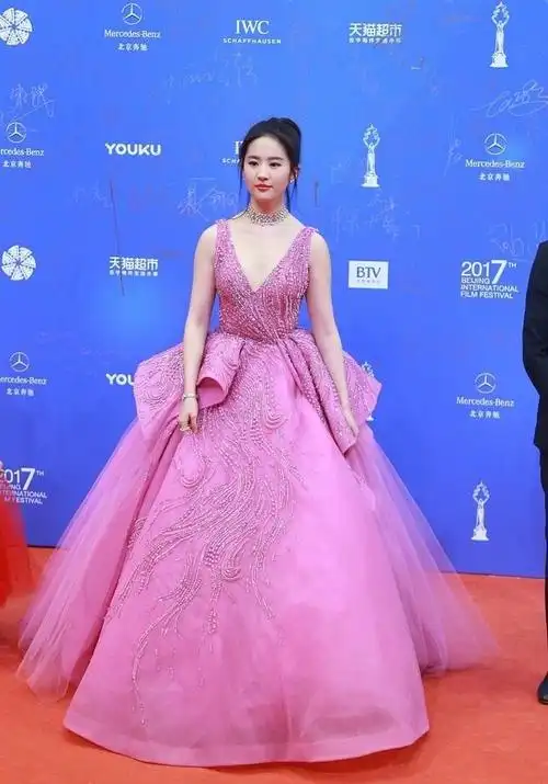 360度无死角的神仙姐姐刘亦菲穿着深v紫色系礼服空降红毯!