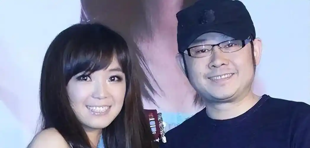 刀郎妻子朱梅现状73元手提包暴露性格怪不得陪伴刀郎30年