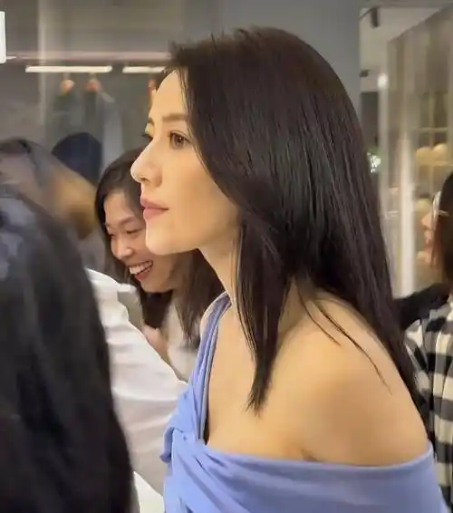 高圆圆回眸的一瞬间太美了,蓝色单肩连衣裙端庄的美让人很震撼 67