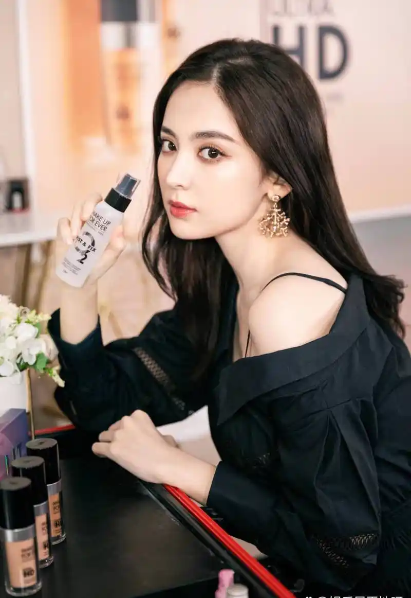 古力娜扎和迪丽热巴谁更辣?[抠鼻]