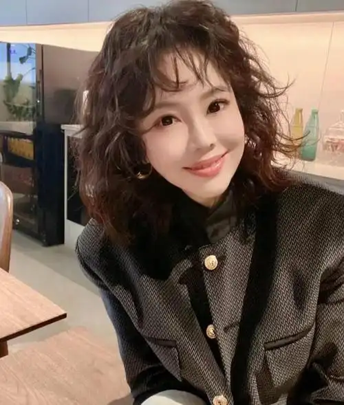 岁女人烫头发:记住"三烫三不烫",显年轻气质,头发蓬松洋气|烫发|发型