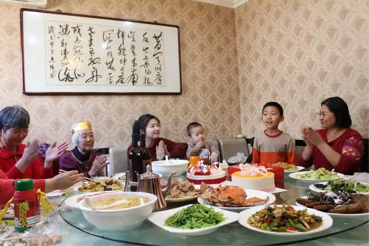 这是母亲生日宴会上唱祝你生日快乐歌曲时的照片!