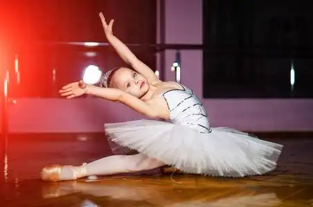 舞蹈概念.天才儿童.灵活性.特写照片