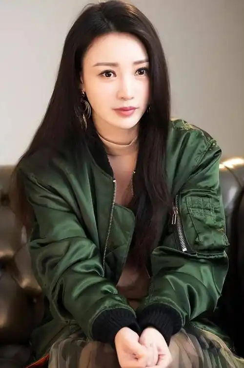 42岁柳岩恋情曝光!多次带男友回家感情好,男方肤色黝黑烟瘾大