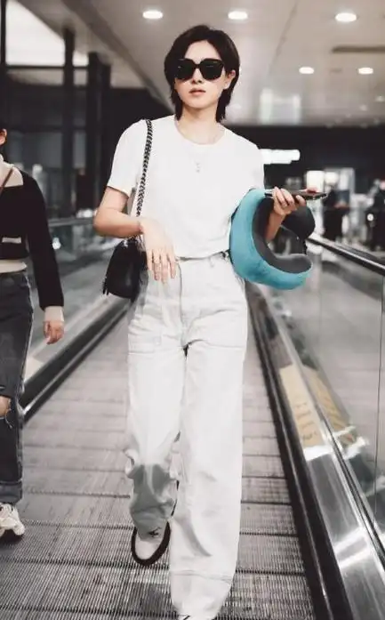 万茜亮相机场!白衣清纯年轻气质爆棚!