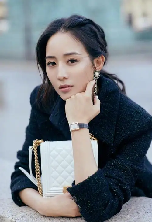 小仙女张钧甯, 身穿黑色蕾丝裙高贵典雅, 美到为她疯狂"打电话"