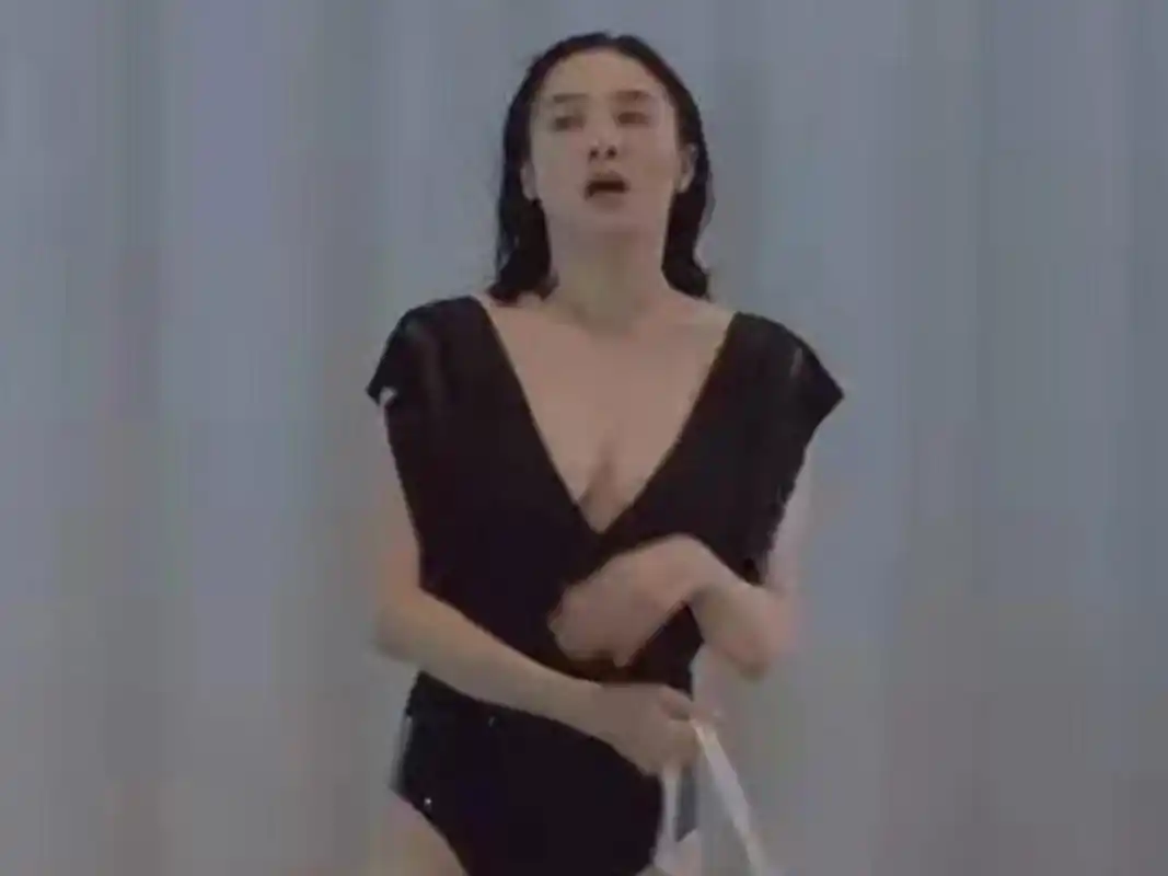 宋佳# 宋佳游泳的视频曝光,穿黑色泳姿优雅大气,侧身曲线羡煞旁人