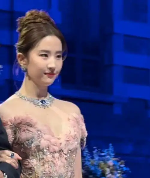 刘亦菲百万穿搭亮相宝格丽活动生图暴露麒麟臂惨被嘲又壮又胖