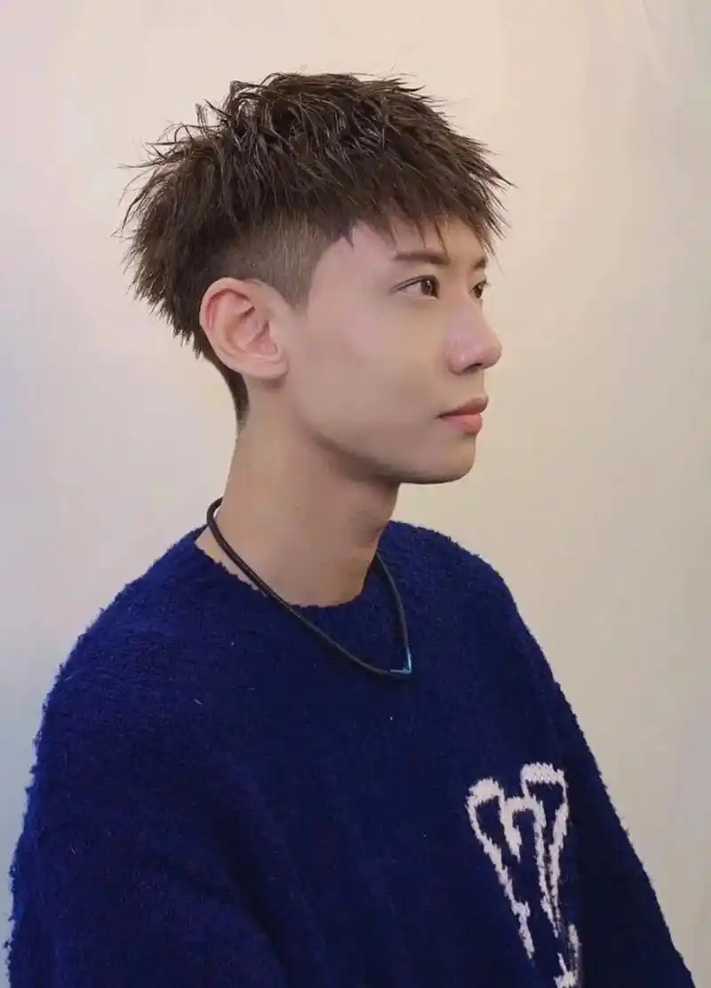 的区别 锡纸烫是整体全都是卷,凌乱炸,摩根烫是发根有卷发中纹理感强