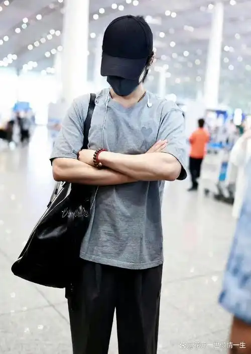 肖战现身机场,上身灰色短袖t恤,下身休闲裤,看上去清凉舒适.