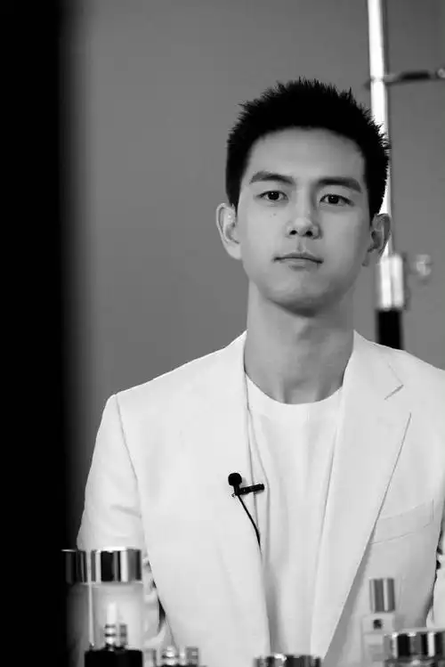 李现寸头直播状态##李现白西装直播生图