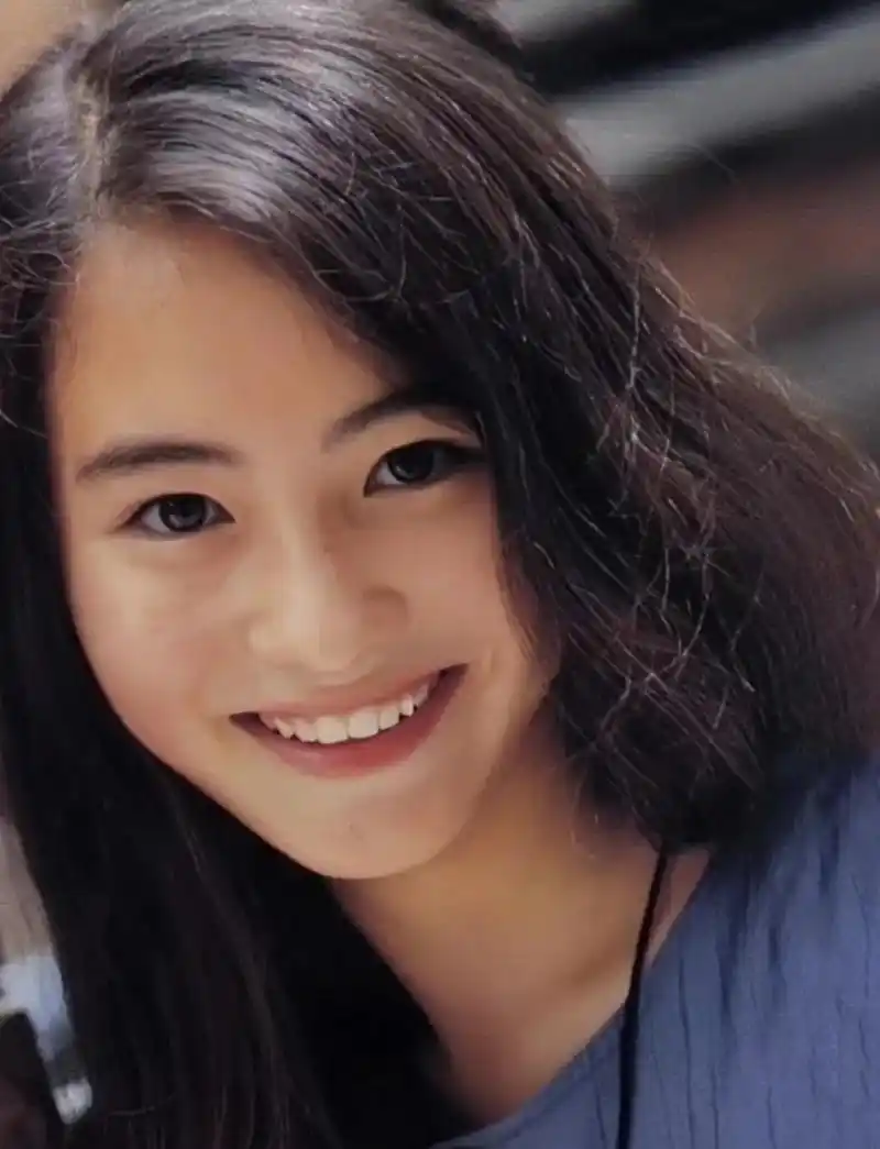 14岁少女时期的张柏芝 这组张柏芝少女时期的照片,好青涩啊,脸上还有