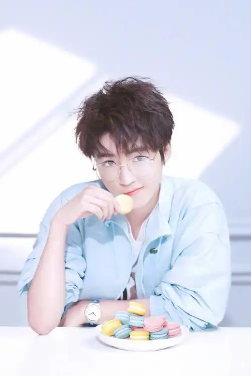 王俊凯眼镜代言,戴上眼镜的小凯可萌可腹黑!萌到心化腹黑到怕!