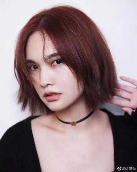 杨丞琳橘红短发洒脱随性怼脸拍五官精致颜值抗打