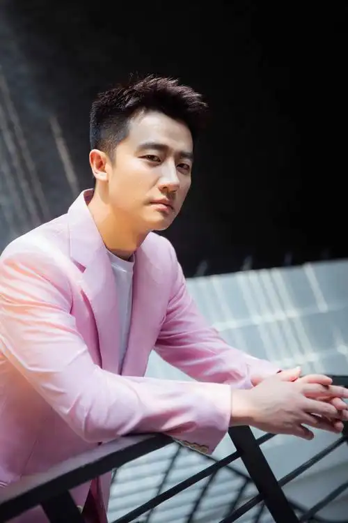 黄轩粉色系男友装清爽撩人,新剧上线引热议!|163_手机网易网