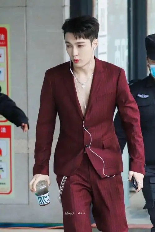 张艺兴酒红色西装