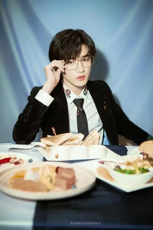 宋亚轩眼镜造型把眼镜焊上去