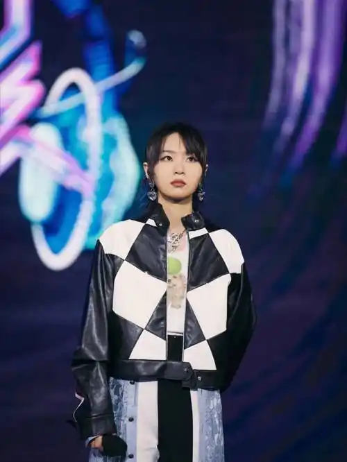 周笔畅巴黎时装周遭遇尴尬,造型奇特被请下台!_时尚_风格_方面