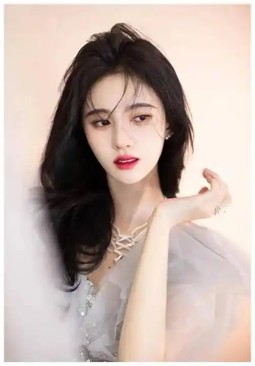 鞠婧祎秋日出游之美:绝美氛围,无尽魅力!_照片_人们_