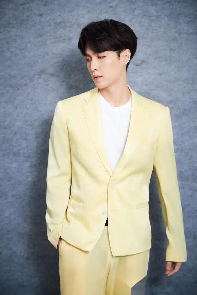 张艺兴春晚造型曝光,一身淡黄色西装优雅不失活力,清新兼具简约,大方