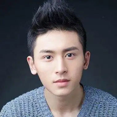 男生飞机头短直发无刘海发型设计从正面看五官是比较立体突出的发型