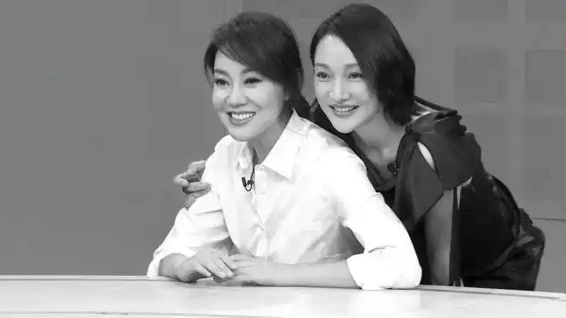 70后周迅做客蘑菇屋,和00后张子枫同穿休闲装,好状态不像两代人