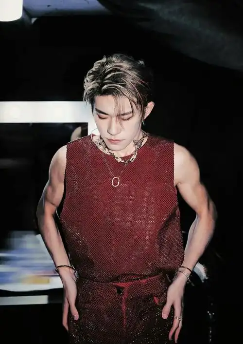 为何这么多人上头易烊千玺啊?就因为身材好?就因为演技好?