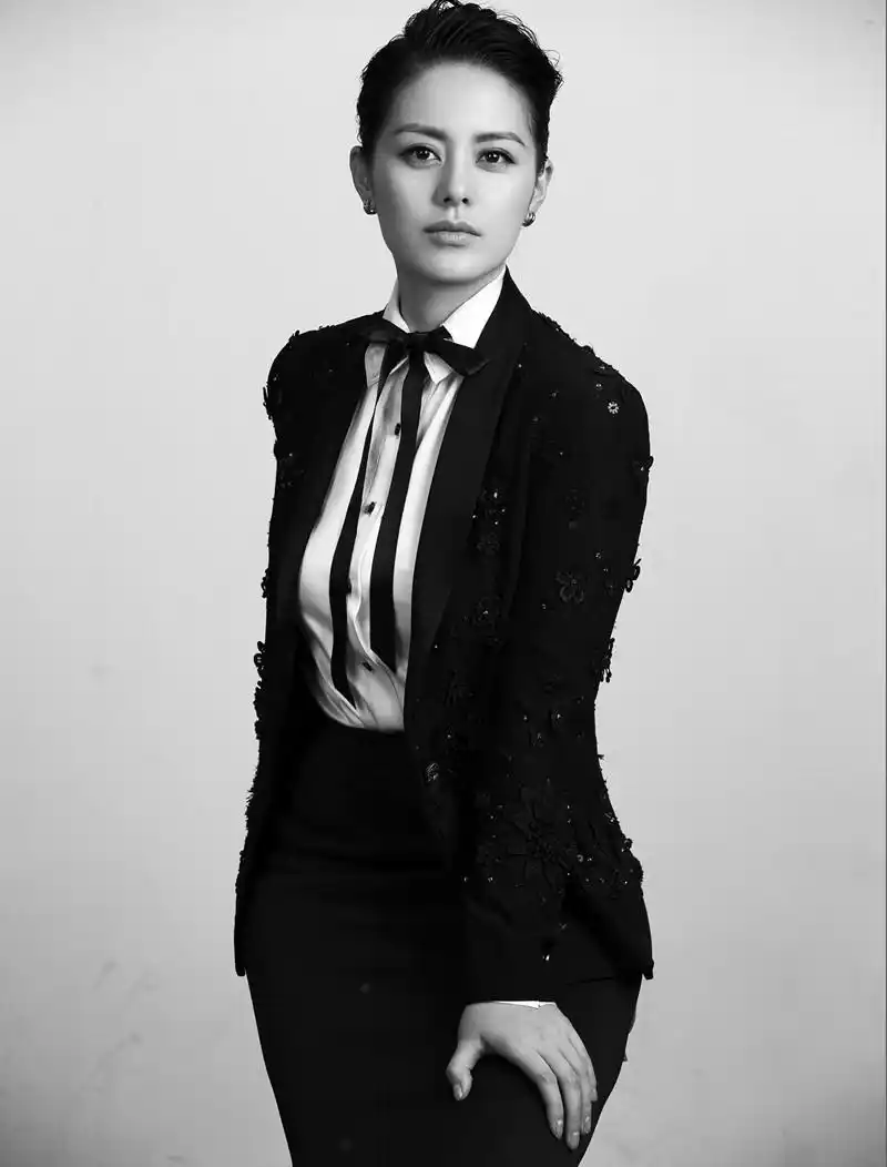 "氧气女神"王力可帅气写真曝光 化身霸道总攻吸睛(组图)