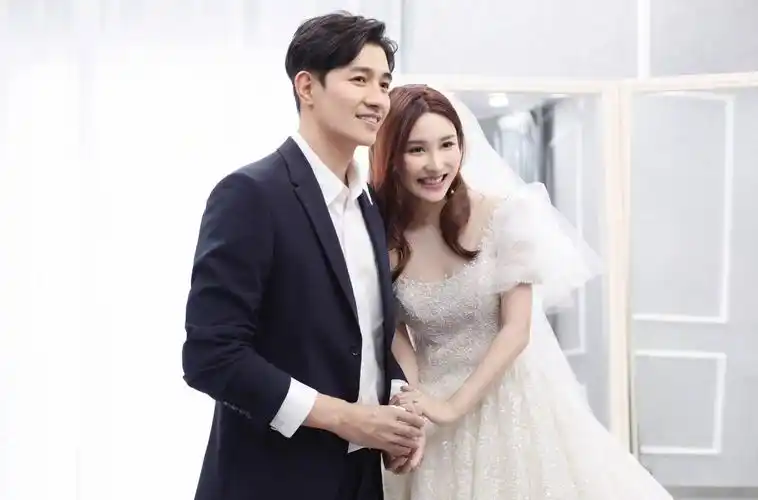 海上牧云记》《庆余年》等多部电视剧的李子峰分享与妻子的结婚照