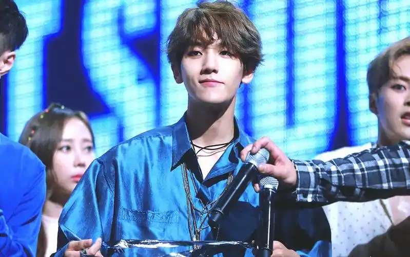 160825 边伯贤 - lotto 蓝丝绸 直拍