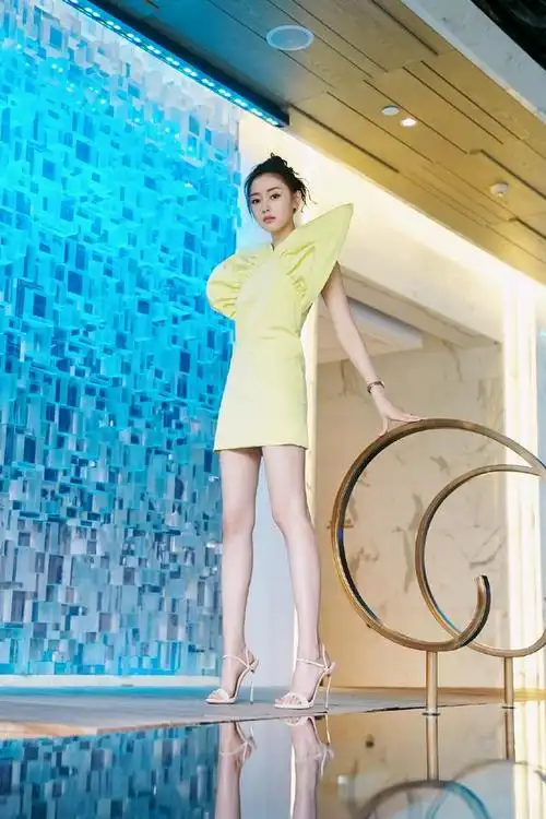 对你宣说|张天爱秀身材,穿荧光绿西装配超短裤,阳光下腿白得像抹了粉