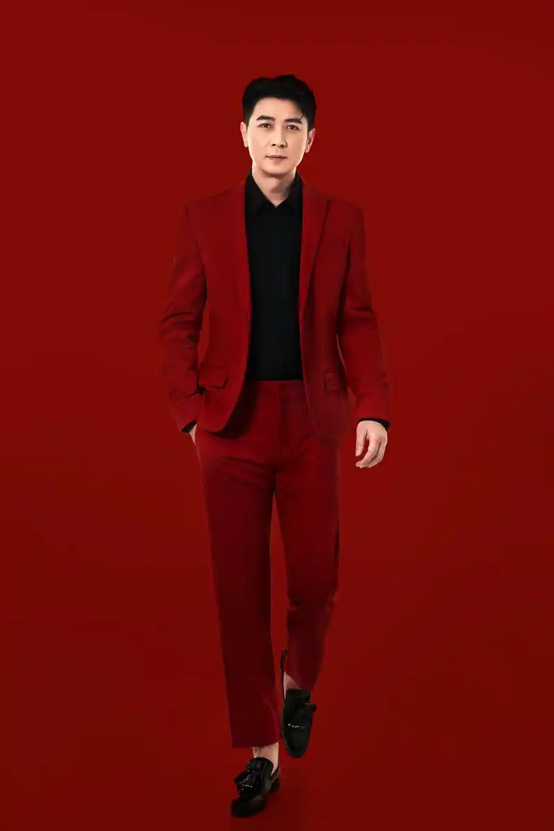 保剑锋今日释出新年写真 红色西装定格熟男魅力
