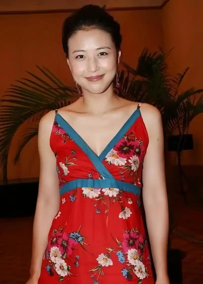 苗条和性感,她的穿着打扮也很年轻,给人一种非常令人惊艳而迷人的感觉