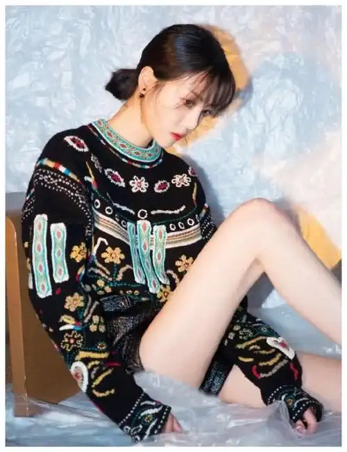 "腿王"李溪芮腿是真的长,但一侧坐,却也暴露脚是真的大!