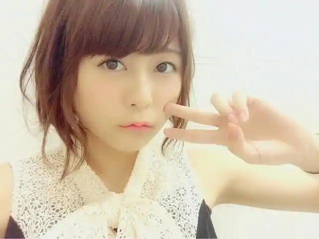 立花属于全能型的艺人,演员,声优,模特,主持样样精通,可惜的是没有