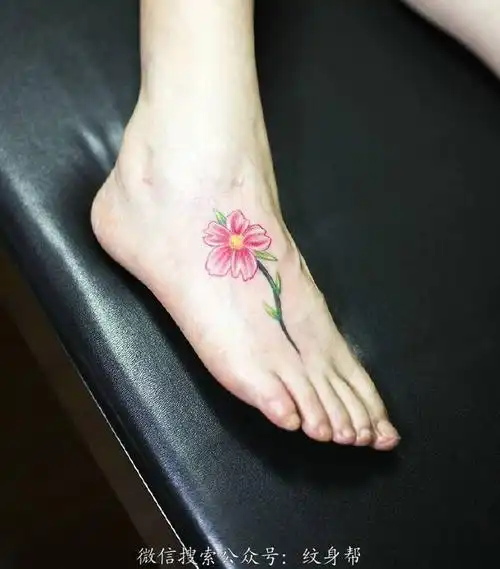 适合女生的小清新裸脚纹身图案