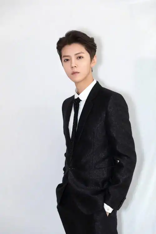 鹿晗成熟帅气西装写真