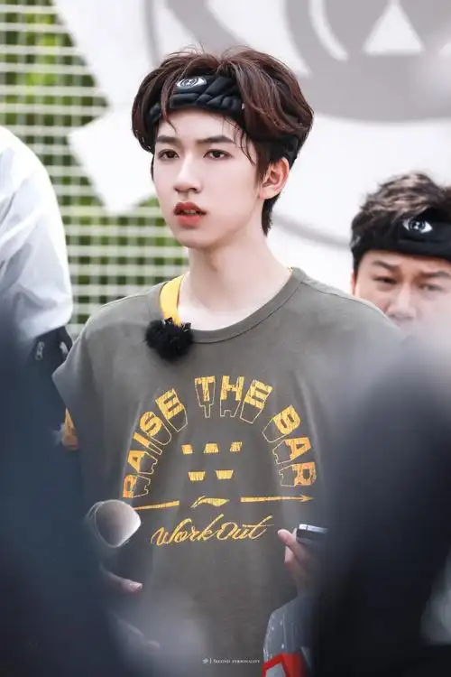 贺峻霖全员加速中