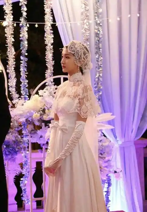 关晓彤晒左双桃民国婚纱照,评论区被鹿晗霸屏!