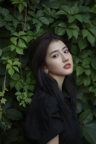 00后小花伊米娜最新写真曝光五官浓烈却尽显清新气质